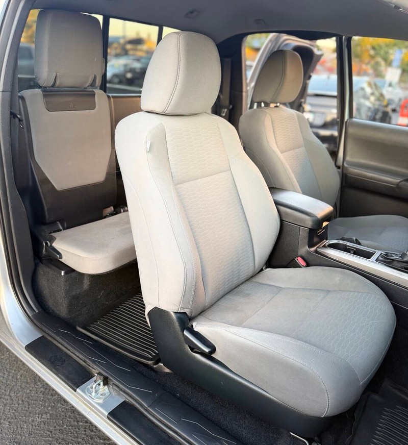 Toyota Tacoma Vehicle Full-screen Gallery Image 13