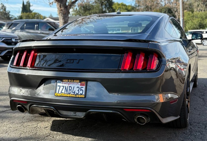 Ford Mustang Vehicle Full-screen Gallery Image 06