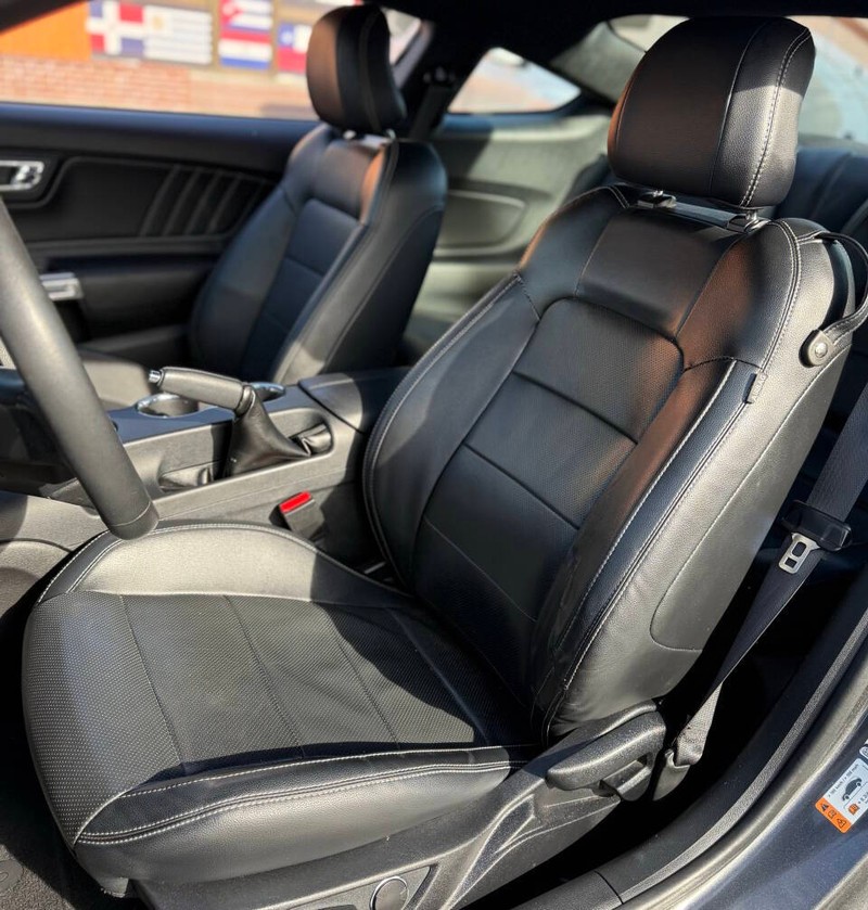 Ford Mustang Vehicle Full-screen Gallery Image 13
