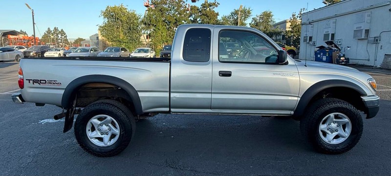 Toyota Tacoma Vehicle Full-screen Gallery Image 06