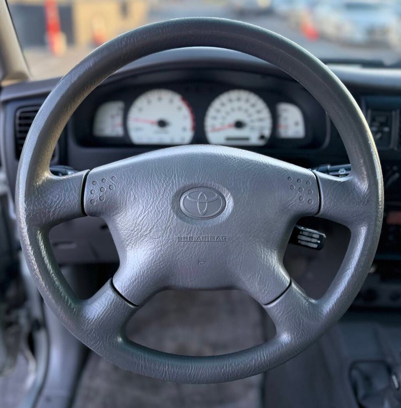 Toyota Tacoma Vehicle Full-screen Gallery Image 10