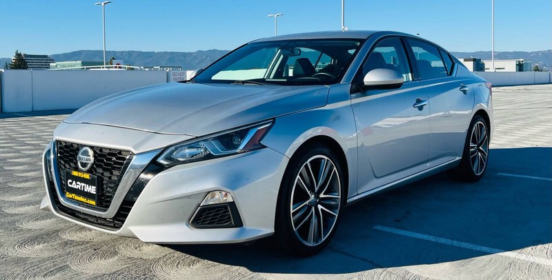 Nissan Altima Vehicle Full-screen Gallery Image 02