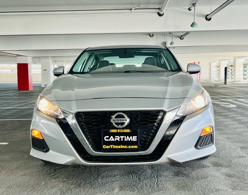 Nissan Altima Vehicle Full-screen Gallery Image 11