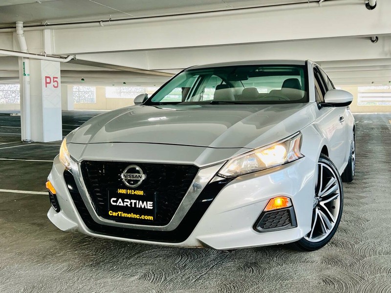 Nissan Altima Vehicle Full-screen Gallery Image 13