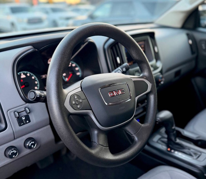 GMC Canyon Vehicle Full-screen Gallery Image 10