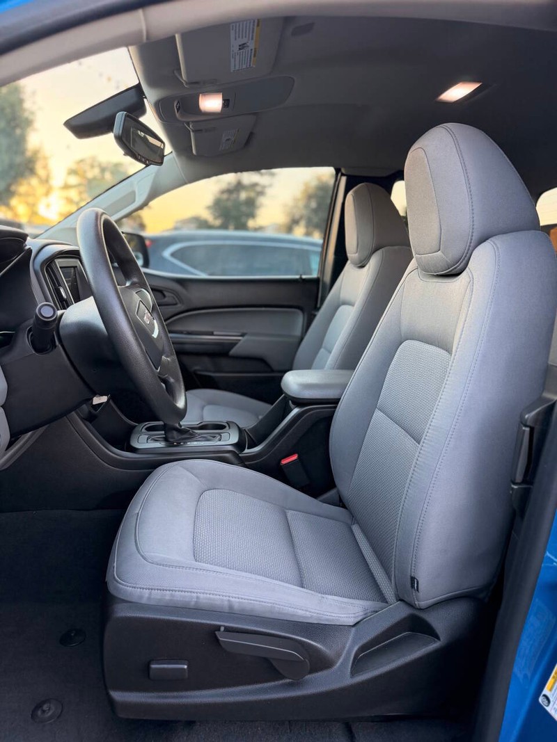 GMC Canyon Vehicle Full-screen Gallery Image 12