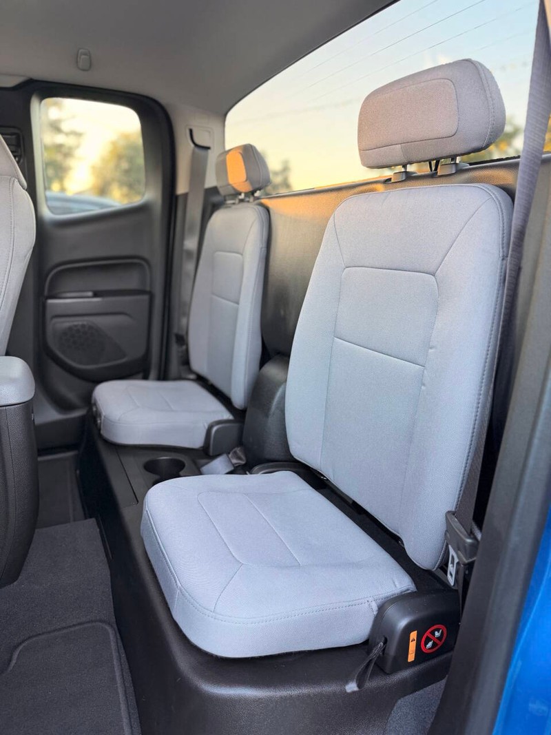 GMC Canyon Vehicle Full-screen Gallery Image 13