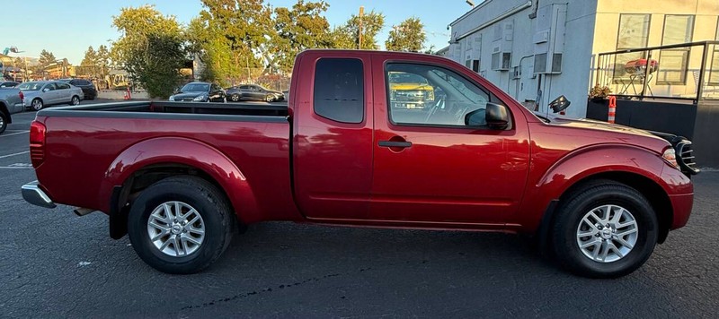 Nissan Frontier Vehicle Full-screen Gallery Image 05