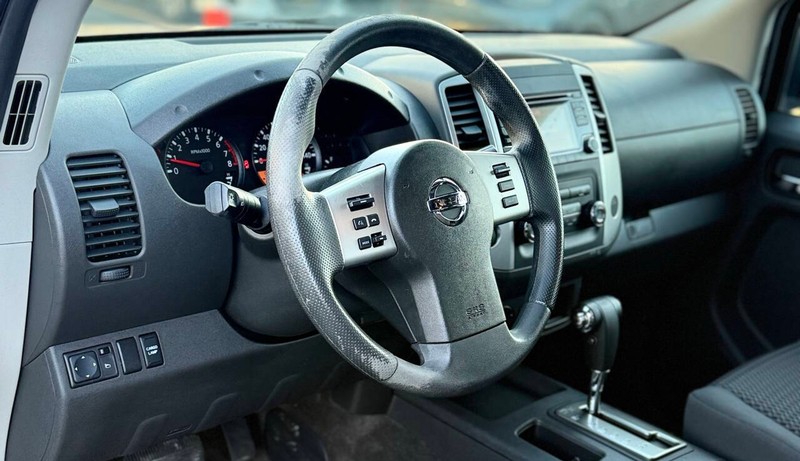 Nissan Frontier Vehicle Full-screen Gallery Image 10