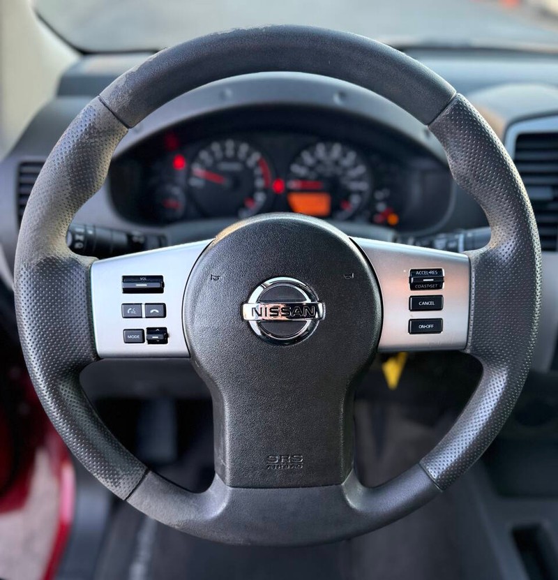 Nissan Frontier Vehicle Full-screen Gallery Image 12