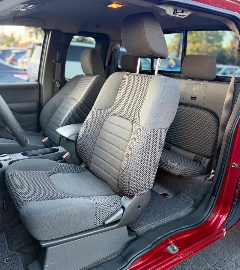 Nissan Frontier Vehicle Full-screen Gallery Image 13