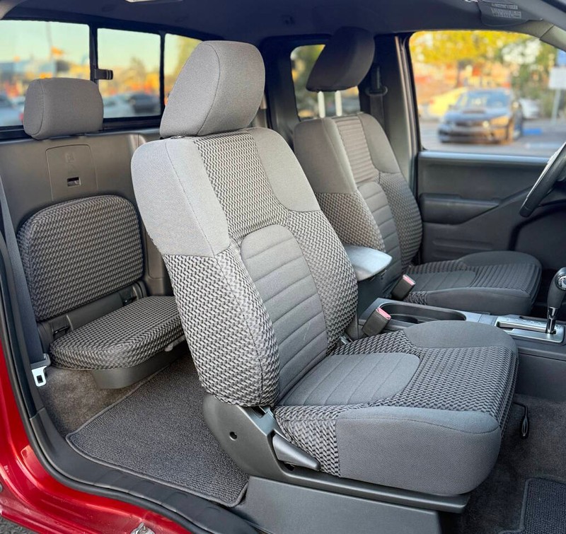 Nissan Frontier Vehicle Full-screen Gallery Image 14