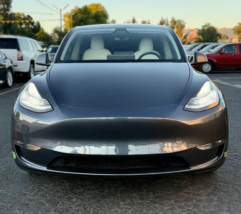Tesla Model Y Vehicle Full-screen Gallery Image 02