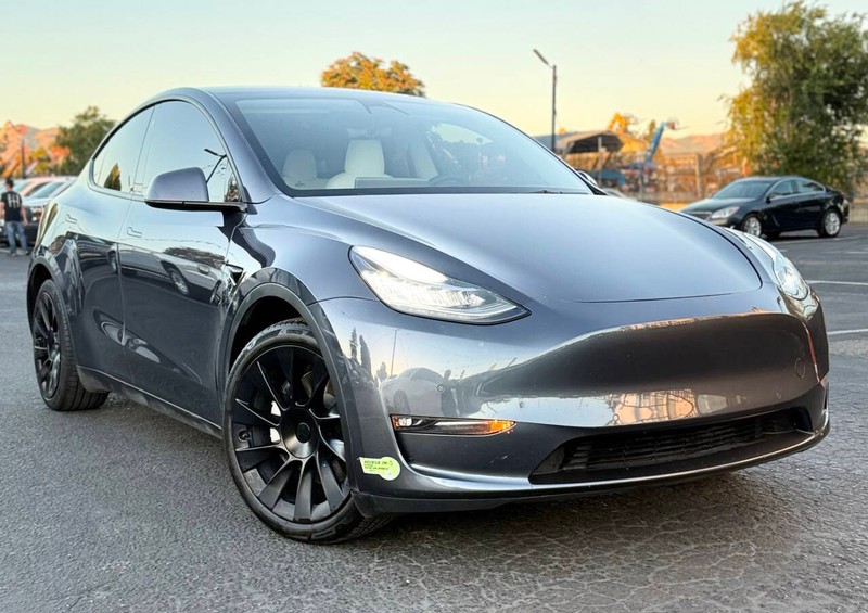 Tesla Model Y Vehicle Full-screen Gallery Image 03
