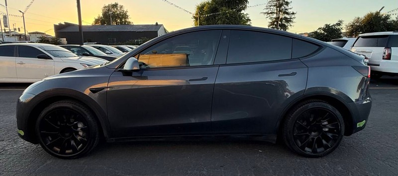 Tesla Model Y Vehicle Full-screen Gallery Image 04