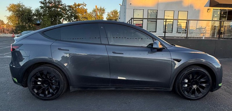 Tesla Model Y Vehicle Full-screen Gallery Image 05