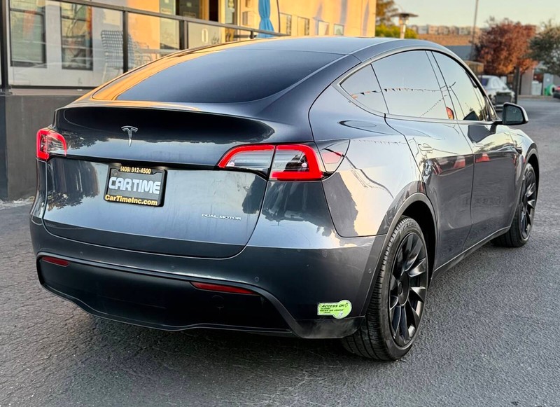 Tesla Model Y Vehicle Full-screen Gallery Image 06