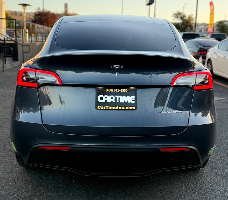 Tesla Model Y Vehicle Full-screen Gallery Image 07