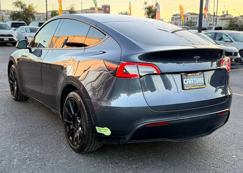 Tesla Model Y Vehicle Full-screen Gallery Image 08