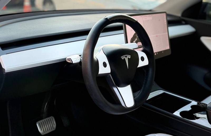 Tesla Model Y Vehicle Full-screen Gallery Image 09