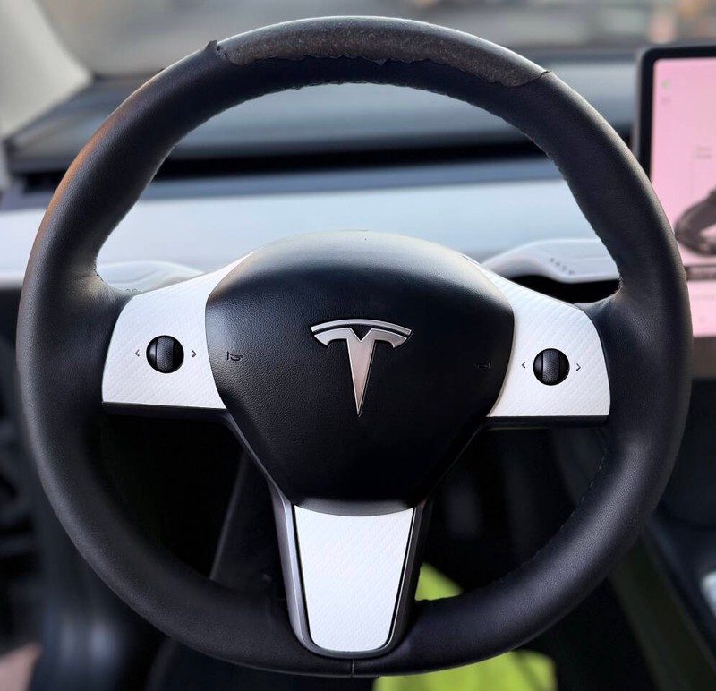 Tesla Model Y Vehicle Full-screen Gallery Image 10