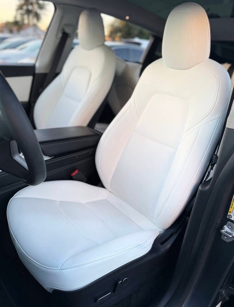 Tesla Model Y Vehicle Full-screen Gallery Image 12