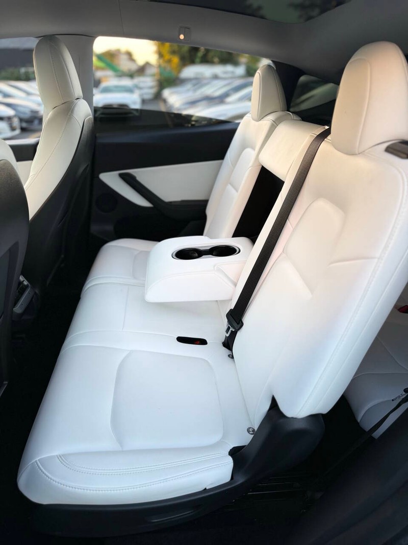 Tesla Model Y Vehicle Full-screen Gallery Image 15