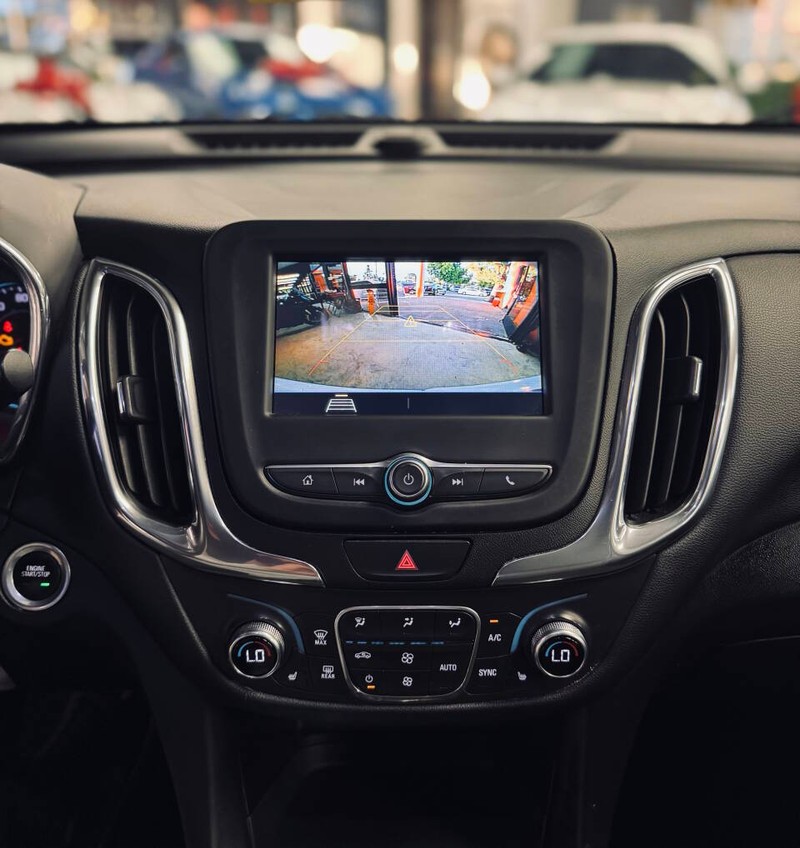 Chevrolet Equinox Vehicle Full-screen Gallery Image 11