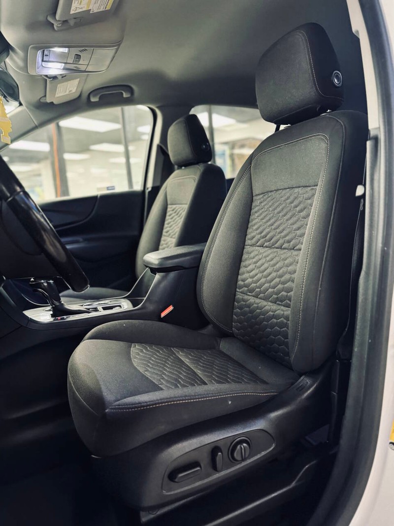 Chevrolet Equinox Vehicle Full-screen Gallery Image 12