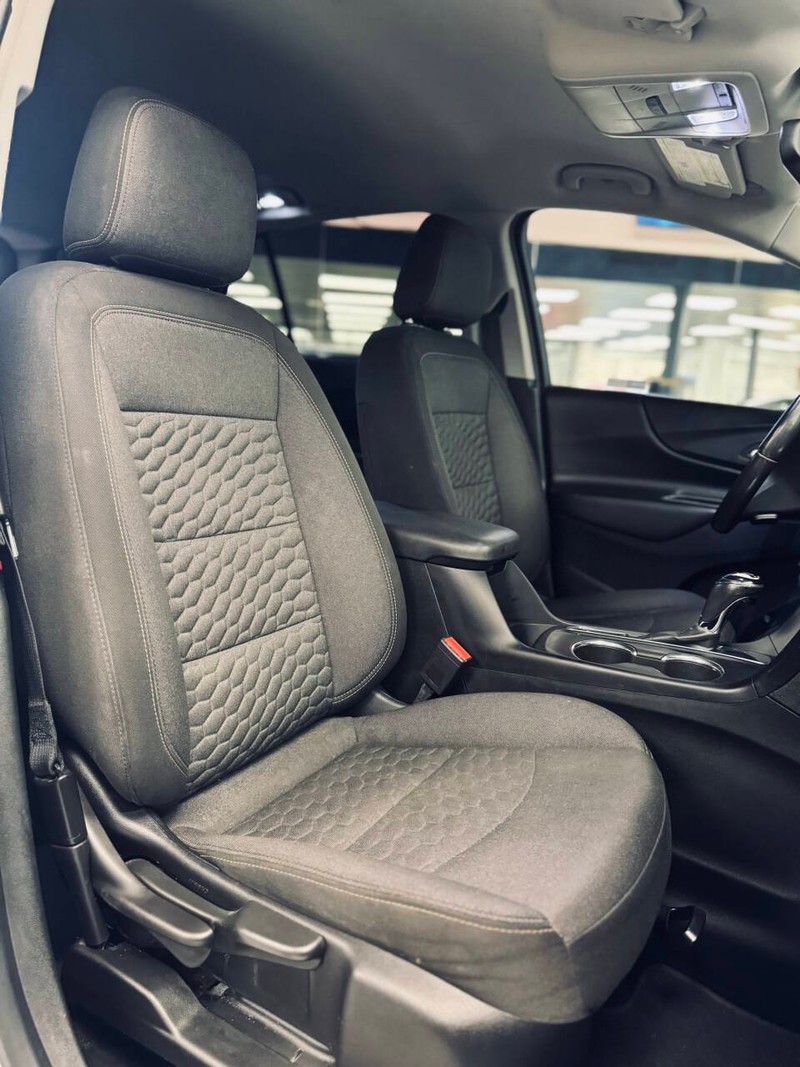 Chevrolet Equinox Vehicle Full-screen Gallery Image 13