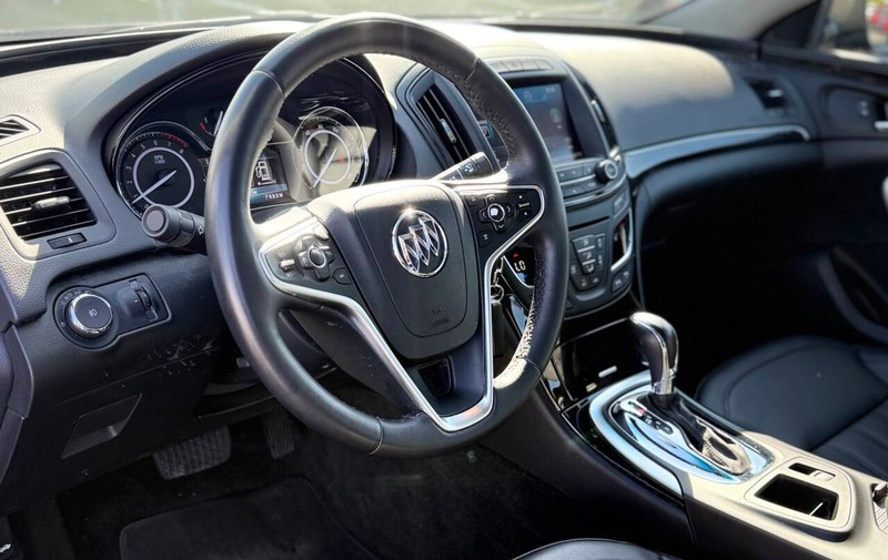 Buick Regal Vehicle Full-screen Gallery Image 09