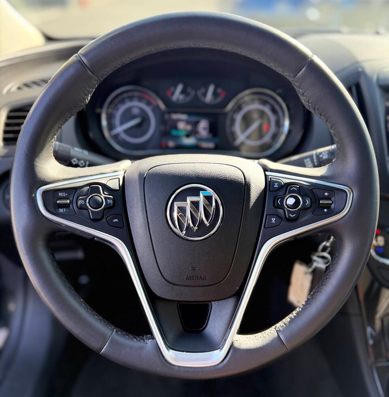 Buick Regal Vehicle Full-screen Gallery Image 10