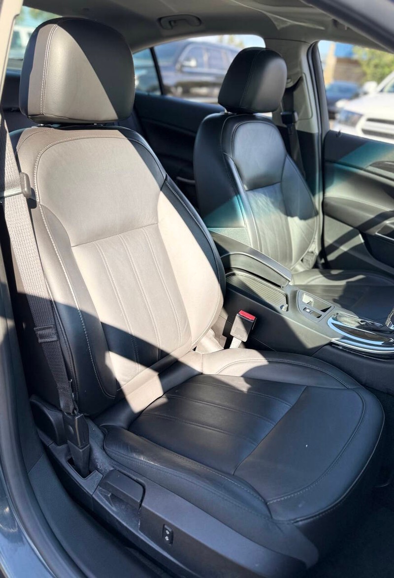 Buick Regal Vehicle Full-screen Gallery Image 13