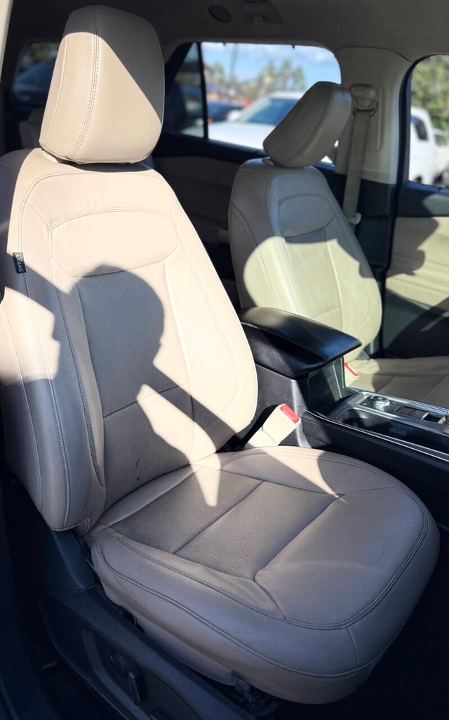 Ford Explorer Vehicle Full-screen Gallery Image 14