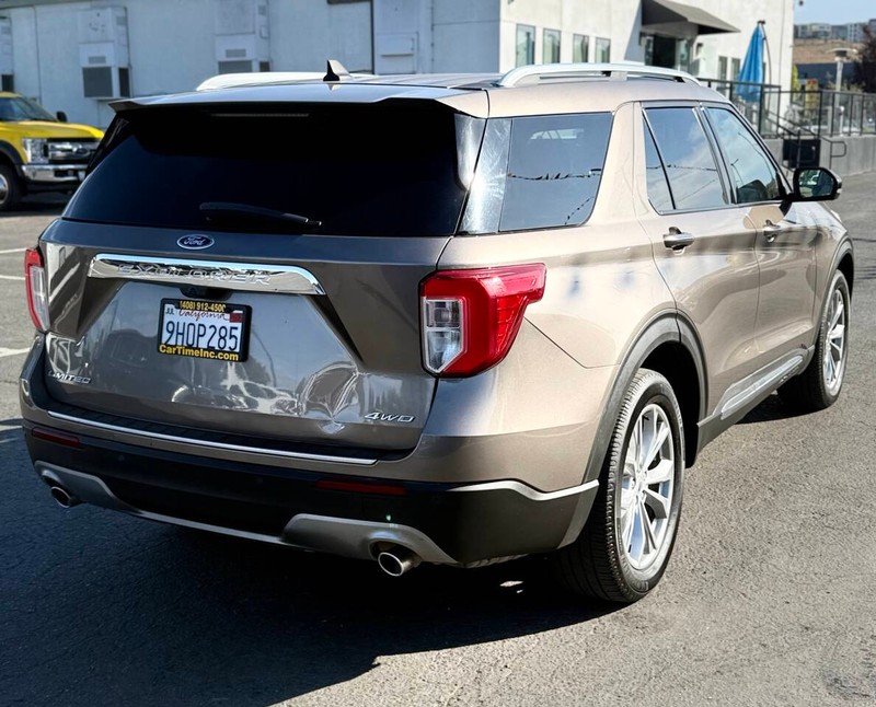 Ford Explorer Vehicle Full-screen Gallery Image 07