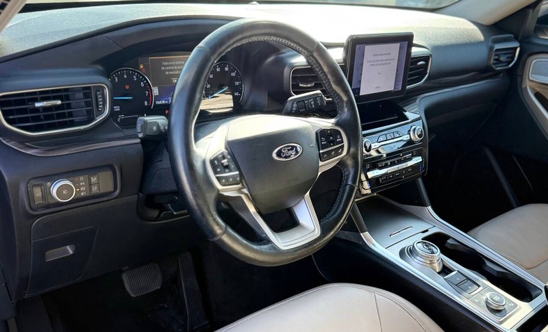 Ford Explorer Vehicle Full-screen Gallery Image 10