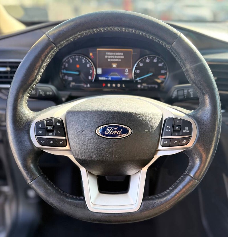 Ford Explorer Vehicle Full-screen Gallery Image 11