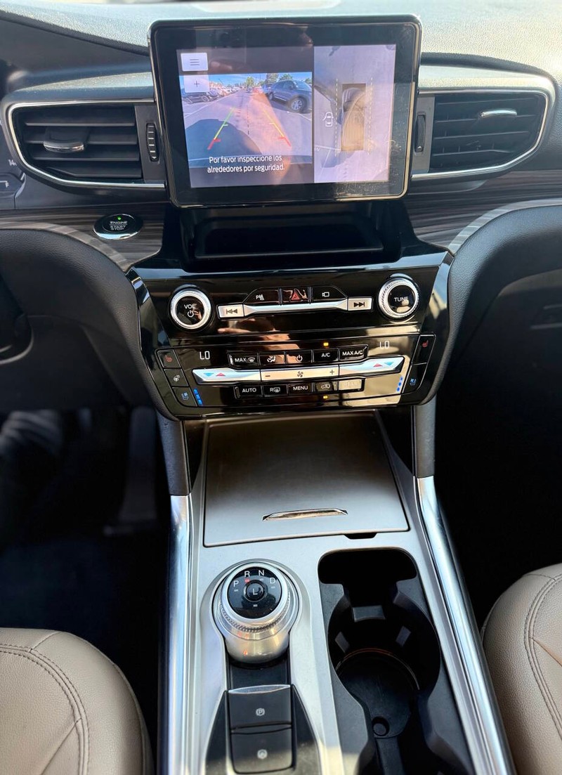 Ford Explorer Vehicle Full-screen Gallery Image 12