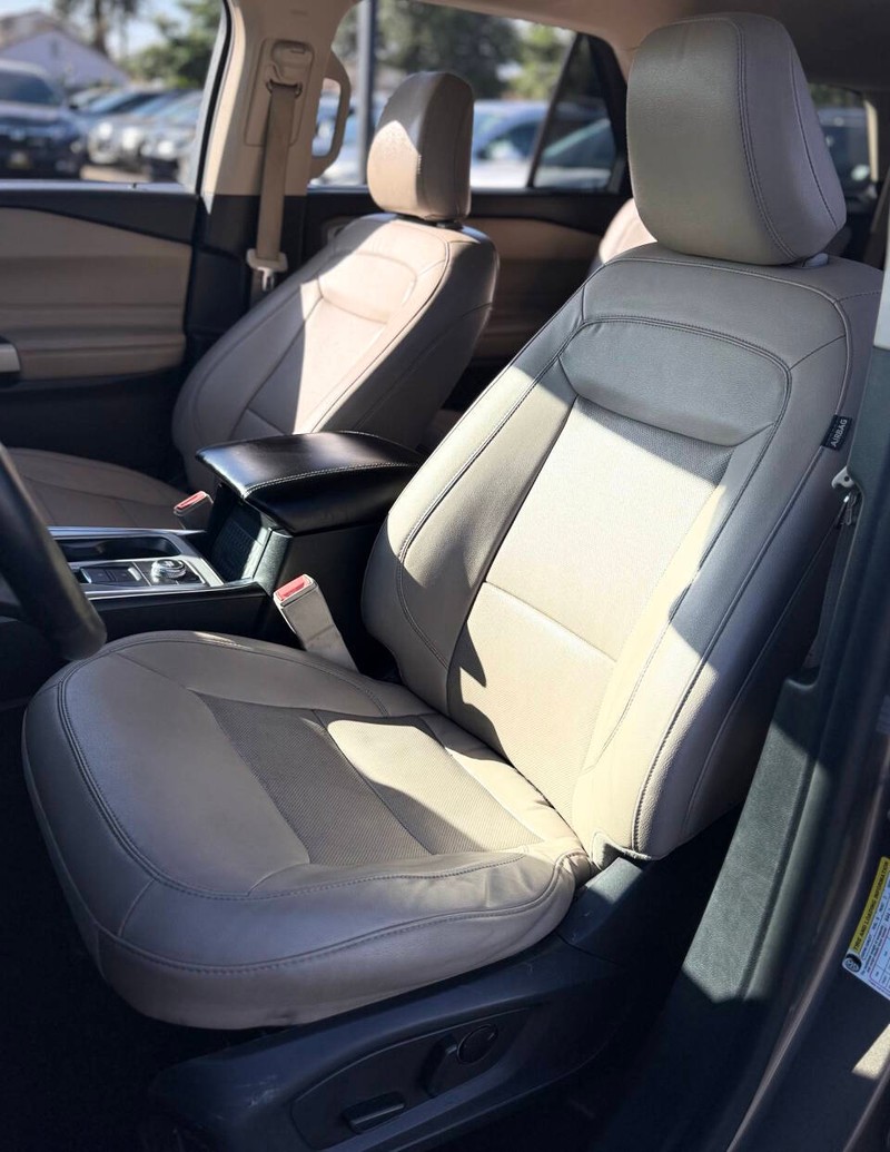 Ford Explorer Vehicle Full-screen Gallery Image 13