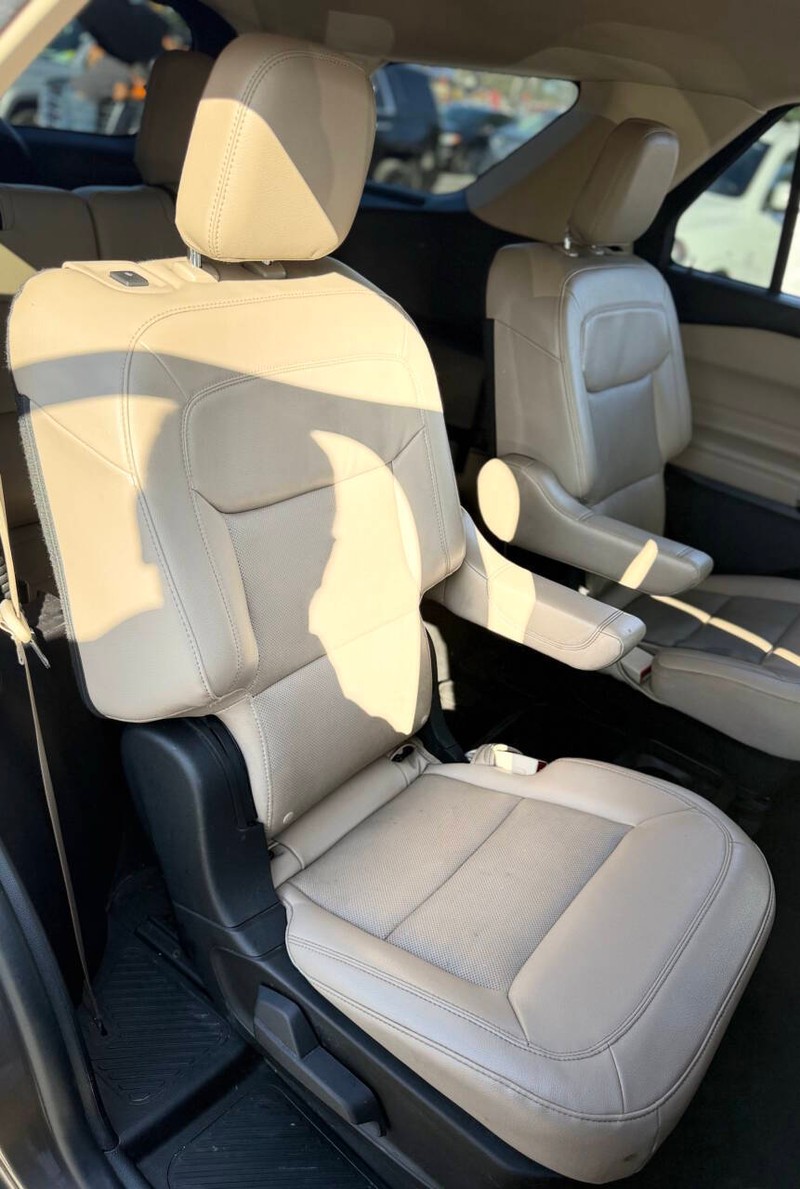 Ford Explorer Vehicle Full-screen Gallery Image 15