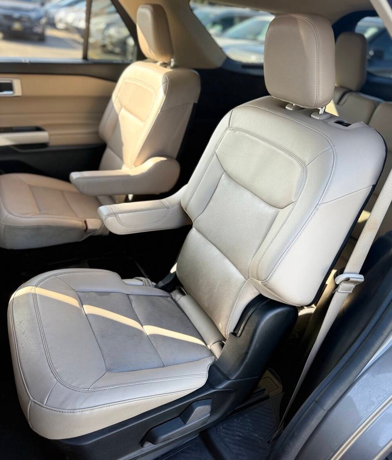 Ford Explorer Vehicle Full-screen Gallery Image 16