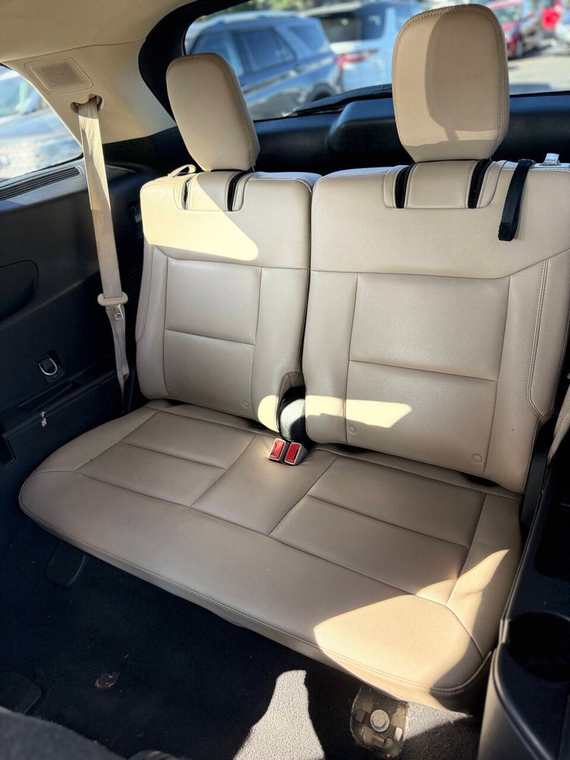 Ford Explorer Vehicle Full-screen Gallery Image 19