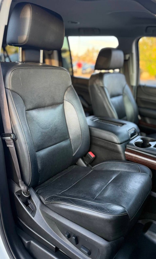 GMC Yukon XL Vehicle Full-screen Gallery Image 13