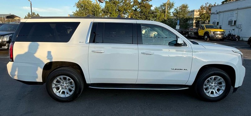 GMC Yukon XL Vehicle Full-screen Gallery Image 05