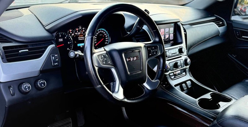 GMC Yukon XL Vehicle Full-screen Gallery Image 09
