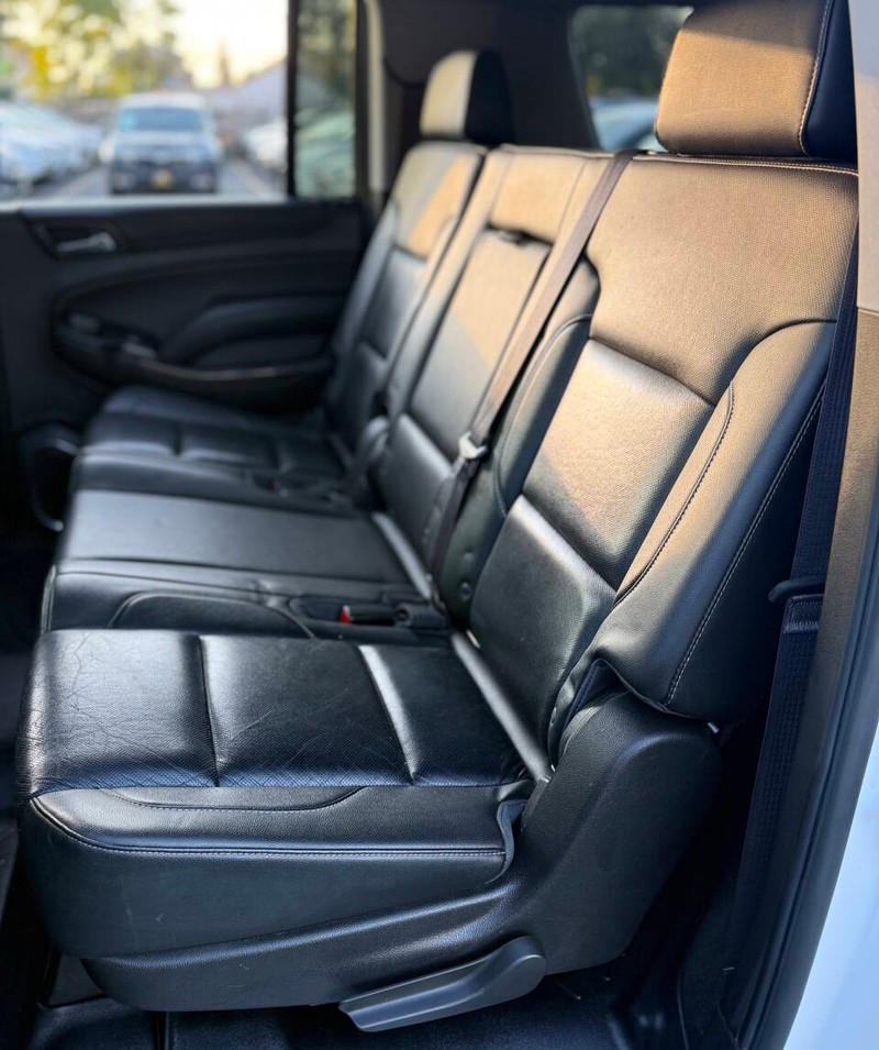 GMC Yukon XL Vehicle Full-screen Gallery Image 15