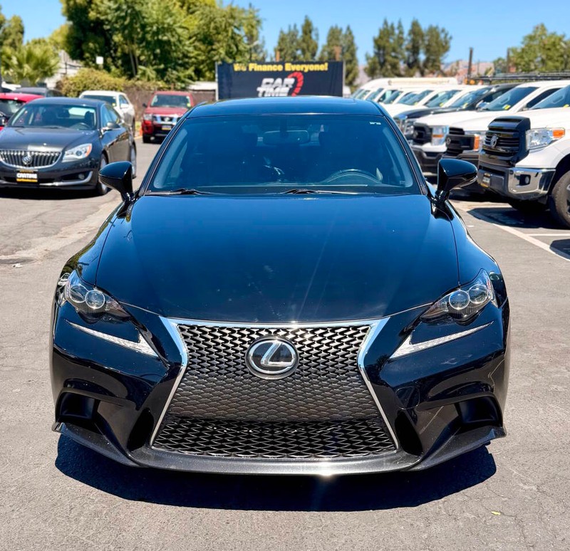 Lexus IS 200t Vehicle Full-screen Gallery Image 03