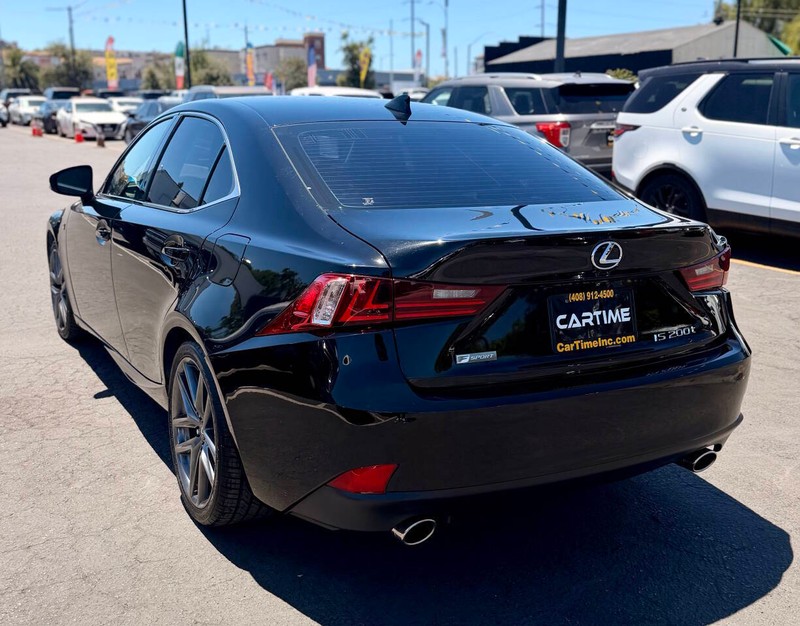 Lexus IS 200t Vehicle Full-screen Gallery Image 06