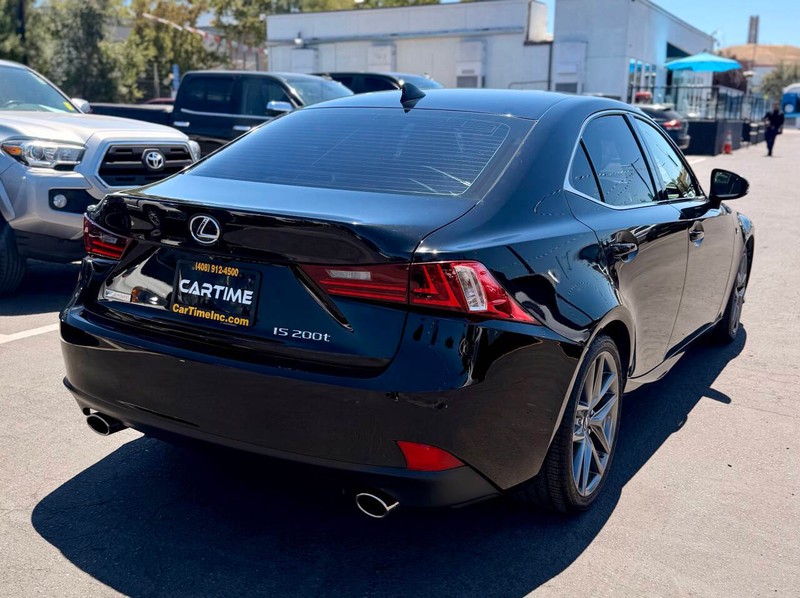 Lexus IS 200t Vehicle Full-screen Gallery Image 08