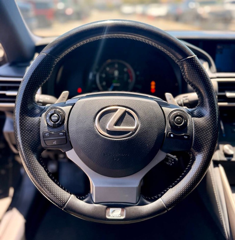 Lexus IS 200t Vehicle Full-screen Gallery Image 09